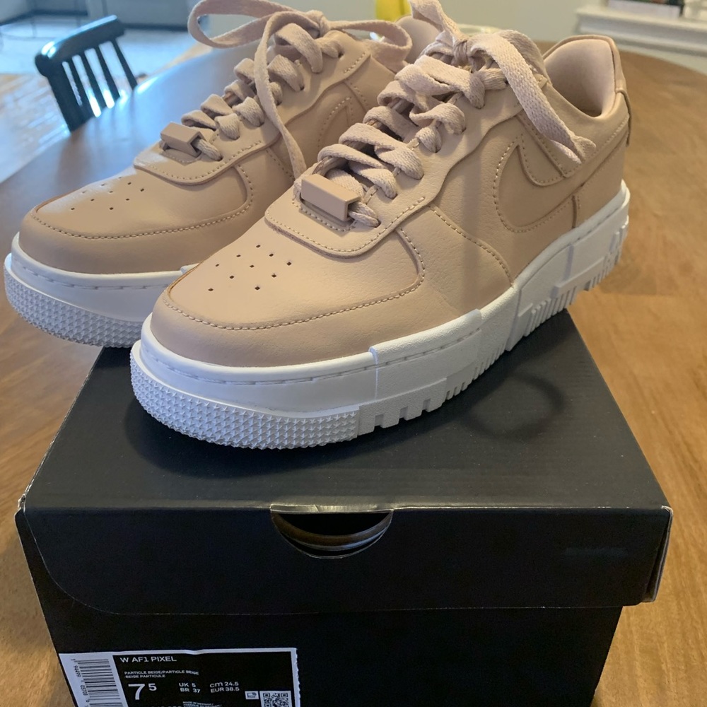 Nike Air Force 1 Pixel